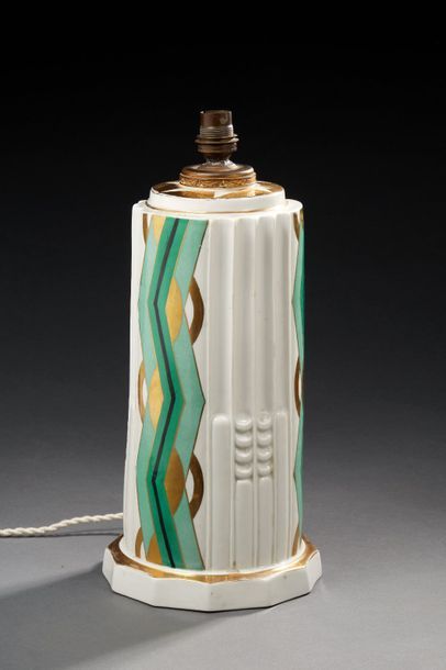 ALADIN FRANCE 
Pied de lampe en porcelaine émaillée blanche à décor de lignes géométriques...
