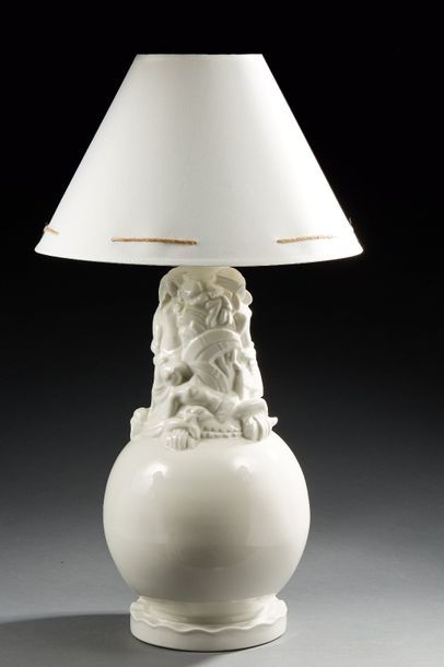 ROBJ PARIS à LIMOGES 
Importante et rare lampe en porcelaine émaillée blanche à décor...