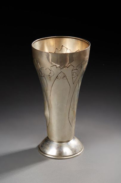 H. MEYEN & CO BERLIN 
Vase en métal argenté à décor en léger relief de motifs végétaux
Signé
Vers...