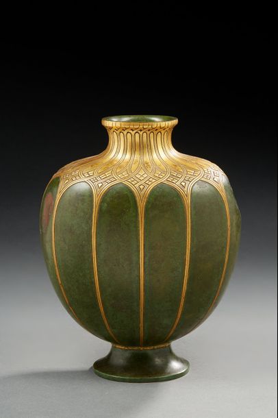 Maison CHRISTOFLE 
Vase en bronze à patine verte et dorée à décor géométrique stylisé
Signé...