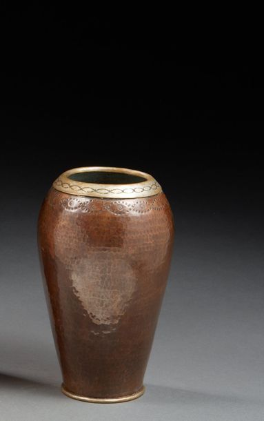 Laurent LLAURENSOU (1899-1959) 
Vase à corps ovoïde en dinanderie à patine brune...