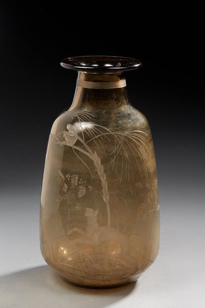 DAUM NANCY FRANCE 
Vase en verre fumé noir à décor gravé à la roue figurant un guépard...
