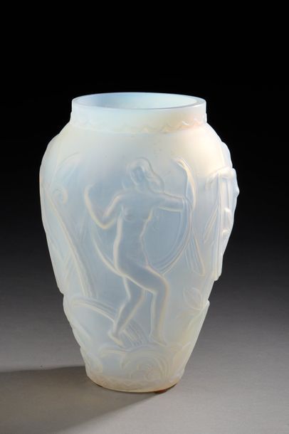 ETLING FRANCE 
Vase «Volupté» de forme ovoïde en verre opalescent moulé-pressé à...