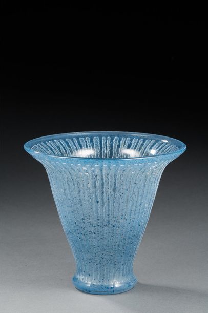 DAUM Nancy 
Vase octogonal sur talon en verre bleu
Signé «Daum Nancy»
Vers 1930
H:...