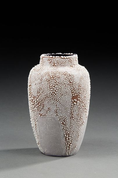 Jean BESNARD (1889-1958) 
Vase en céramique émaillée blanche
Signé «Jean Besnard...
