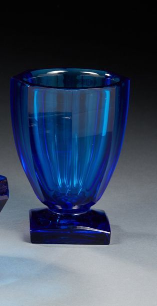 DAUM Nancy 
Vase tronconique en verre taille bleu (pas d'oxydes)
Signé
Vers 1930
H:...