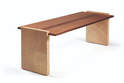 JACQUES ADNET (1901-1984) 
Importante table basse à plateau rectangulaire en épaisse...