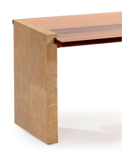 JACQUES ADNET (1901-1984) 
Importante table basse à plateau rectangulaire en épaisse...
