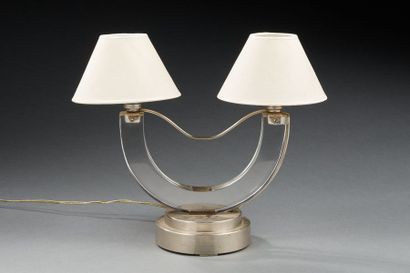 TRAVAIL MODERNISTE 
Lampe de table à deux bras lumière formant «U» en verre translucide...