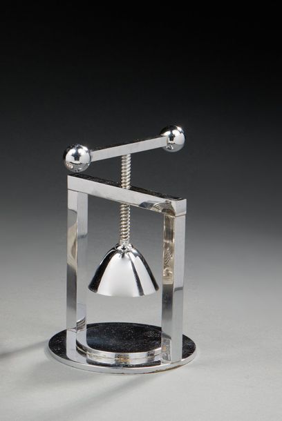 JACQUES ADNET (1901-1984) 
Presse agrumes moderniste en métal chromé
H: 20 cm (manque...