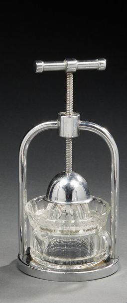 JACQUES ADNET (1901-1984) 
Presse-agrumes moderniste en métal chromé et verre
H:...