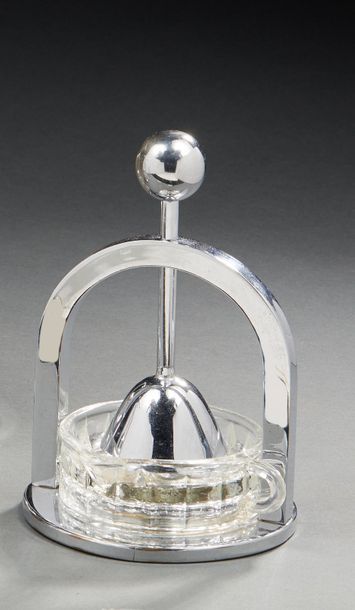 JACQUES ADNET (1901-1984) 
Presse-agrumes moderniste en métal chromé et verre
H:...