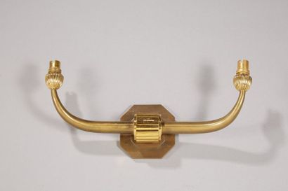 ANDRÉ DOMIN & MARCEL GENEVRIERE (1883-1962) 
Importante applique en bronze à patine...