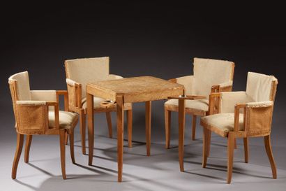 TRAVAIL FRANÇAIS 1930 
Table à jeu et ses quatre fauteuils en chêne et placage de...