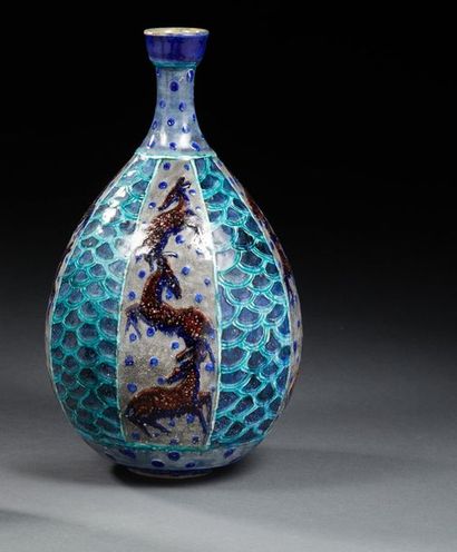 Jean MAYODON (1893-1967) 
Vase ovoïde à col resserré sur talon en céramique émaillée...
