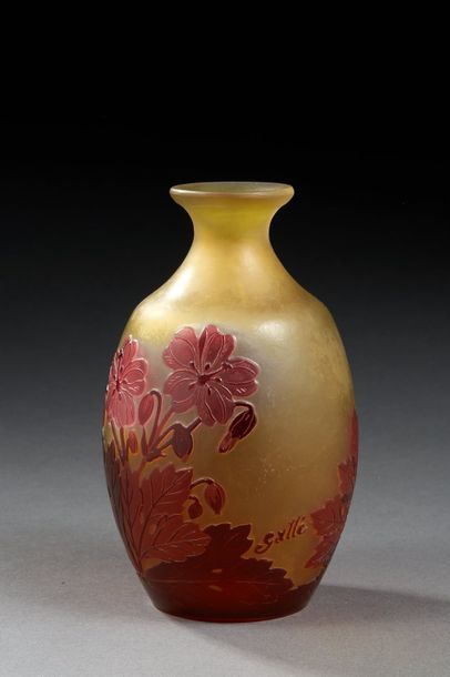 ÉTABLISSEMENTS GALLÉ 
Vase ovoïde à col étranglé évasé en verre doublé à décor dégagé...