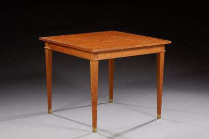 JACQUES ADNET (1900-1981) 
Table à jeu en chêne à plateau carré gainé de cuir marron...