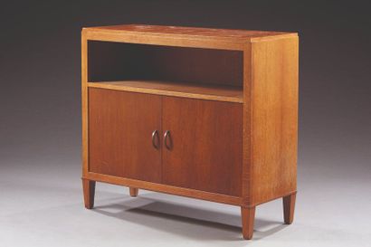 JACQUES ADNET (1901-1984) 
Petit meuble de rangement à caisson cubique en placage...