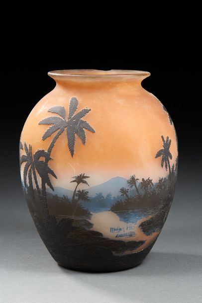 MULLER FRERES LUNEVILLE 
Vase ovoïde en verre doublé à décor dégagé à l'acide d'un...