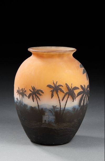 MULLER FRERES LUNEVILLE 
Vase ovoïde en verre doublé à décor dégagé à l'acide d'un...