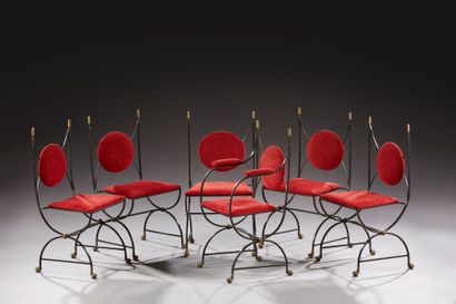 ROGER THIBIER (XXème) 
Suite de six chaises à structure en métal laqué noir présentant...