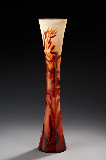 Émile GALLÉ (1846-1904) 
Rare vase diabolo en verre doublé à décor dégagé à l'acide...