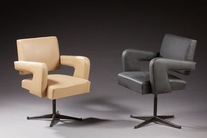 JACQUES ADNET (1900-1981) 
Suite de deux fauteuils réglables à assise formant dossier...