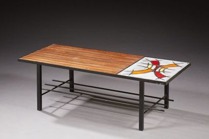 TRAVAIL FRANÇAIS 1960 
Table basse présentant un plateau rectangulaire composé de...