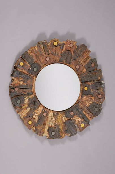 Jacky COVILLE (né en 1936) 
Miroir «soleil «en grès brun à incrustations de miroirs...