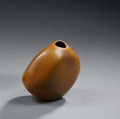 TRAVAIL 1960 
Vase de forme libre en céramique émaillée marron nuancée noire
Signé
H:...