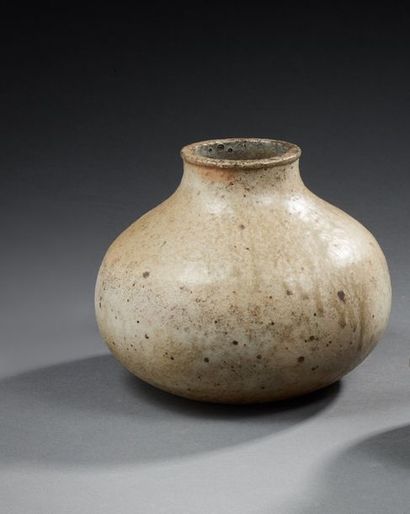 Robert DEBLANDER (1924-2010) 
Vase à panse bombée en grès émaillé gris
Signé deux...