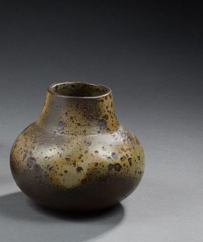 Robert DEBLANDER (1924-2010) 
Vase à panse bombée en grès émaillé brun, noir et ocre
Signé...