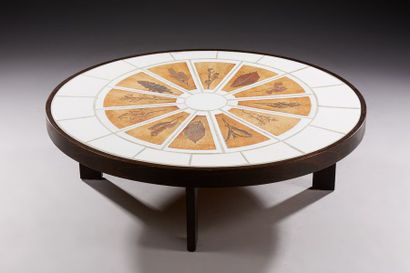 ROGER CAPRON (1922-2006) 
Table basse modèle «Herbier» à plateau ovale en carreaux...