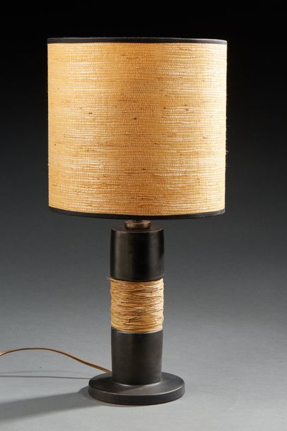 PRIMAVERA 
Lampe en céramique émaillée noire à décor d'un bandeau en rafia
Cachet...