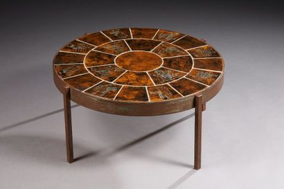 JACQUES BLIN (1920-1995) 
Table basse, plateau circulaire en céramique à décor de...