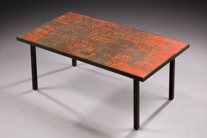 TRAVAIL 1960 
Table basse à plateau en carreaux de céramique émaillés à décor géométrique...