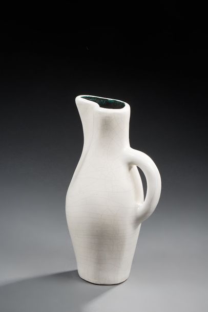 Georges JOUVE (1910-1964) 
Pichet de forme libre en céramique émaillée blanche craquelée
Signé...