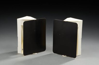 Charlotte PERRIAND (1903-1999) 
Paire d'appliques modèle «CP1», base en plastique...