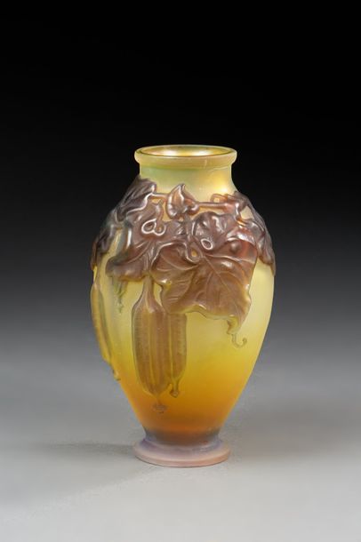 ÉTABLISSEMENTS GALLÉ 
Vase ovoïde en verre doublé soufflé-moulé à décor en relief...