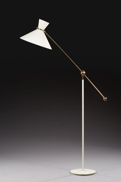 Robert Mathieu (1921-2002) 
Lampadaire à balancier en laiton et métal laqué crème,...