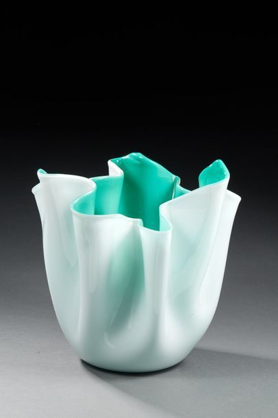 Fulvio BIANCONI pour VENINI 
Vase «Mouchoir» en verre blanc et vert soufflé
Vers...