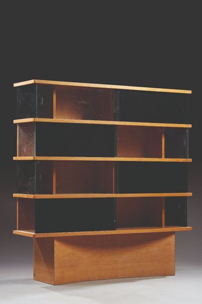 MAURICE PRÉ (1907-1988) 
Meuble bibliothèque en placage de chêne présentant un caisson...