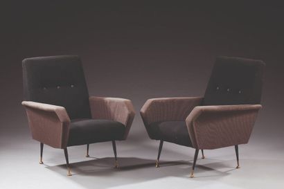 TRAVAIL ITALIEN 
Paire de fauteuils entièrement recouverts d'un tissu gris et noir...