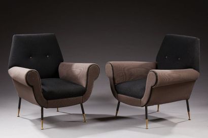 TRAVAIL ITALIEN 
Paire de fauteuils entièrement recouvert d'un tissu gris et noir...