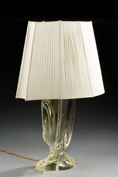SÈVRES FRANCE 
Lampe en verre épais moulé translucide
Signée «Sèvres»
Vers 1960-1970
H:...