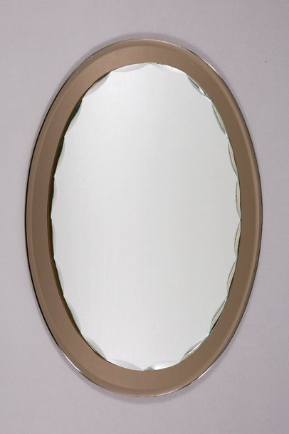 TRAVAIL ITALIEN 
Miroir de forme ovale enserrant une glace biseautée
81 x 60 cm