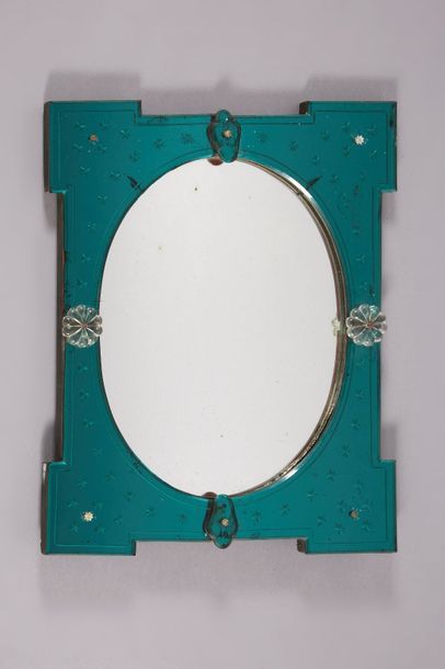 TRAVAIL ITALIEN 1960 
Miroir rectangulaire entièrement recouvert de plaques en verre...