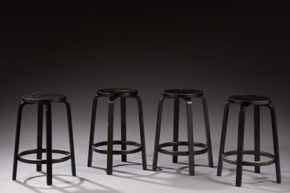 ALVAR AALTO (1898-1976) 
Suite de quatre tabourets en bois teinté noir
Signés de...