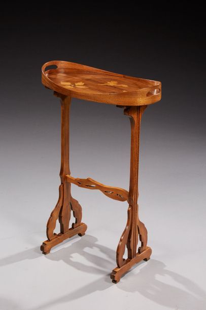 Émile GALLÉ (1846-1904) 
Petite table en noyer, plateau ovale à décor marqueté de...