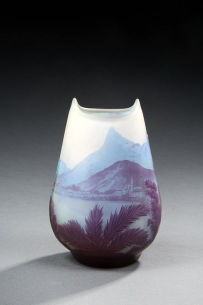 ÉTABLISSEMENTS GALLÉ 
Rare vase à panse bombée et col pincé en verre doublé à décor...